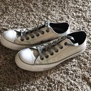 Like New!! Women’s Converse tennis shoes